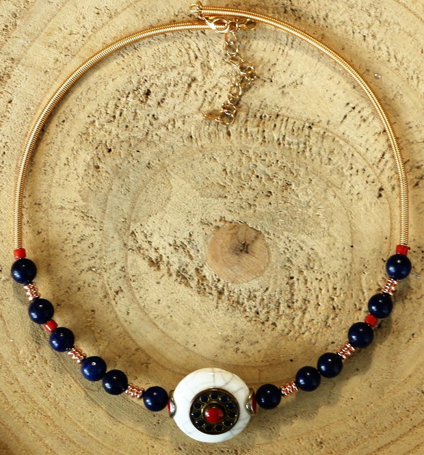 Colier cu margele din lapis lazuli,hematit si coral si un element tibetan
