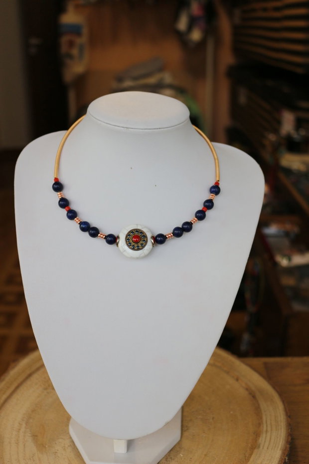 Colier cu margele din lapis lazuli,hematit si coral si un element tibetan