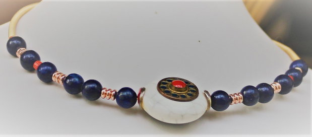 Colier cu margele din lapis lazuli,hematit si coral si un element tibetan