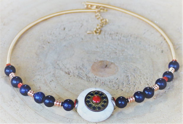 Colier cu margele din lapis lazuli,hematit si coral si un element tibetan