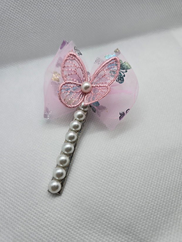 Clamă cu fluturaș roz și perle  accesoriu handmade delicat pentru fetițe