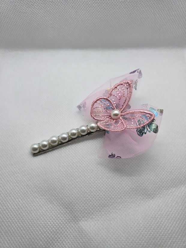 Clamă cu fluturaș roz și perle  accesoriu handmade delicat pentru fetițe