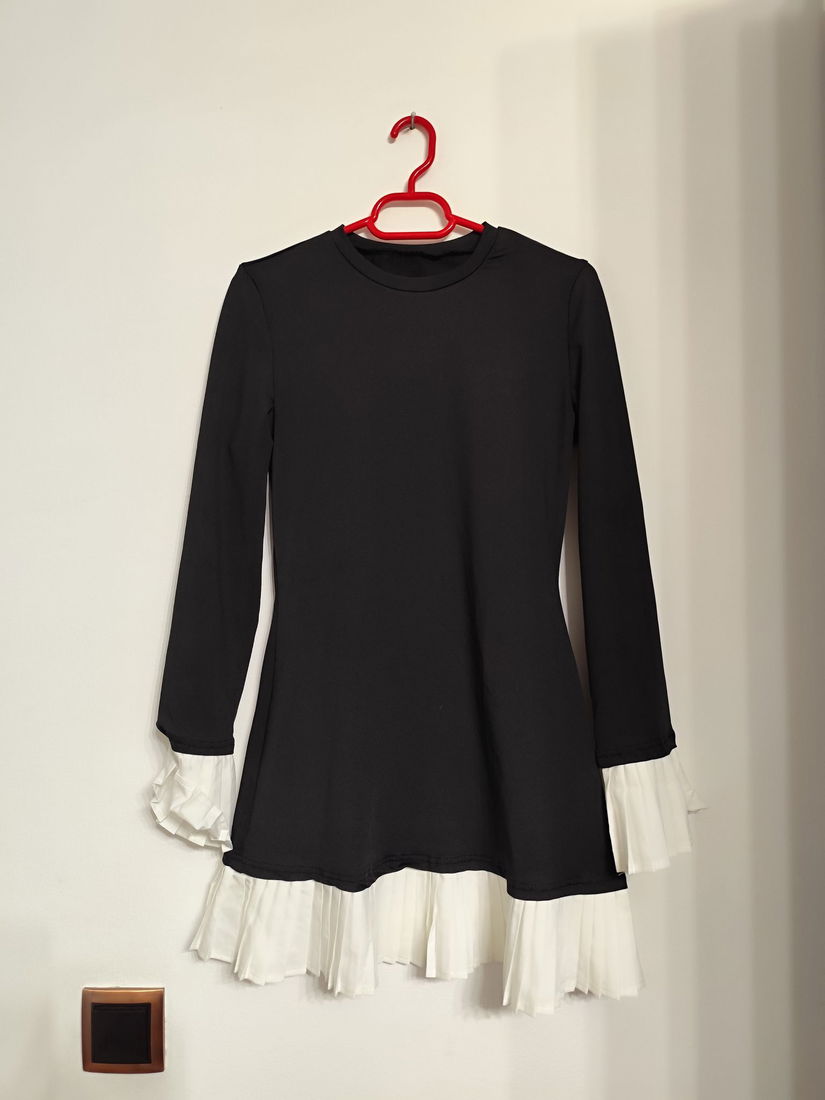 Rochie neagra pliuri
