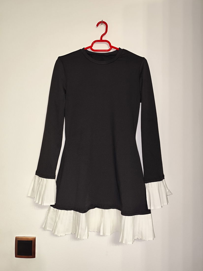 Rochie neagra pliuri