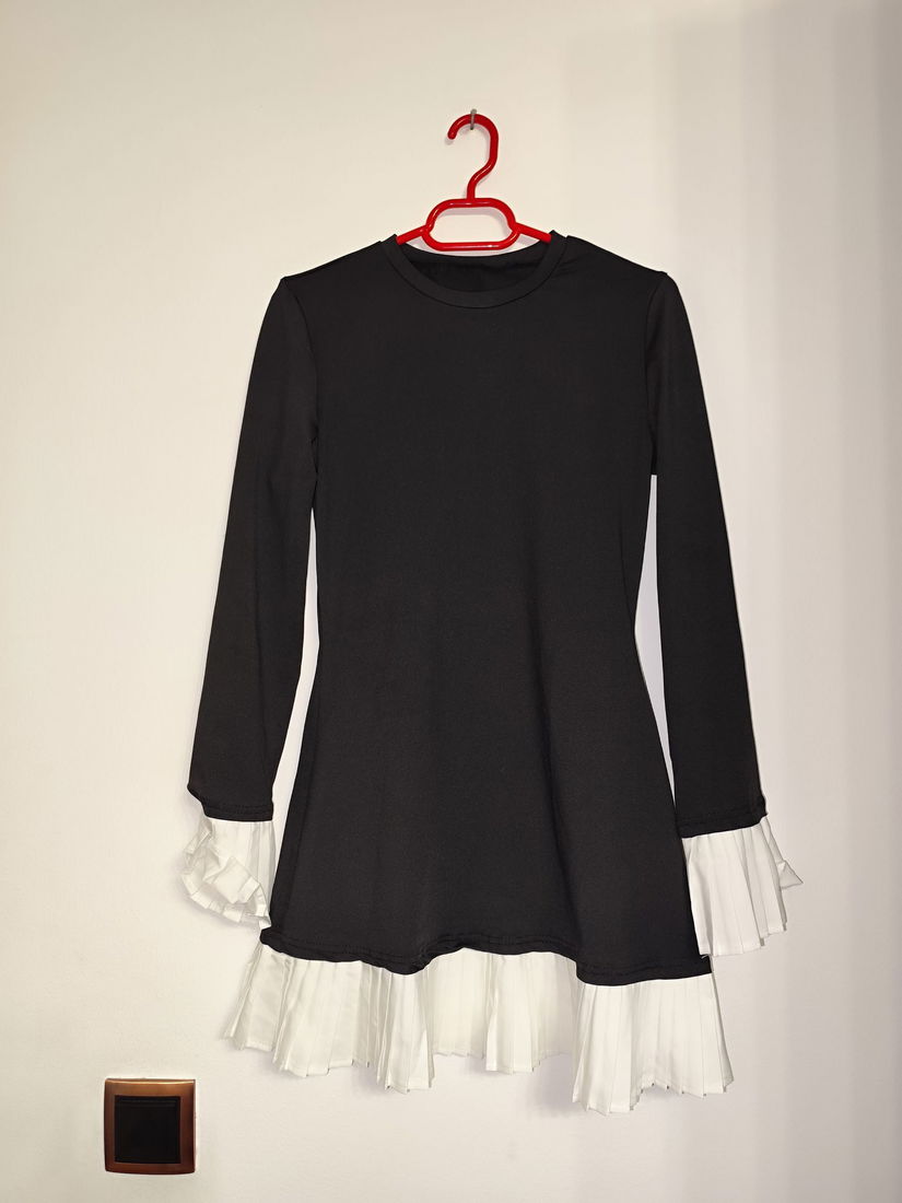 Rochie neagra pliuri