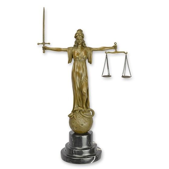 Justitia-statueta din bronz cu un soclu din marmura