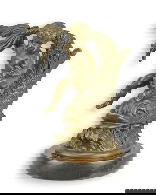 Ingeras cu un peste-statueta din bronz pe un soclu din marmura