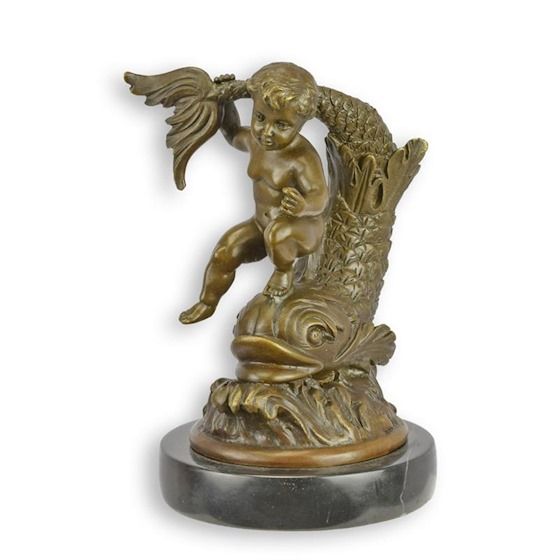 Ingeras cu un peste-statueta din bronz pe un soclu din marmura