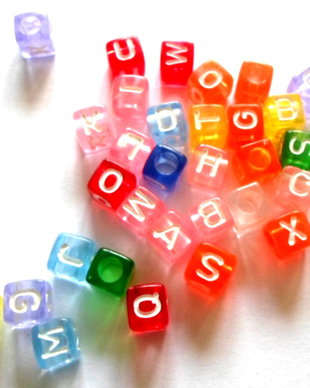 Margele acrilice cub alfabet multicolore transparent cu litere albe