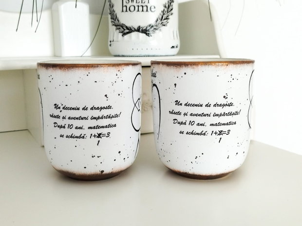 Set de 2 cani decorate manual cu tema cuplu