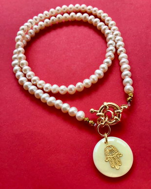 Colier CHOKER perle de cultura albe & mana lui Hamsa