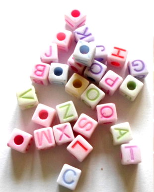 Margele acrilice cub alfabet multicolore pal cu litere multicolore deschis