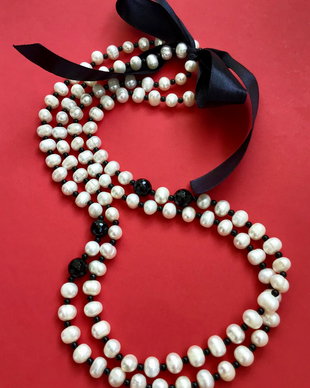 Colier foarte lung perle de cultura albe, onix negru & funda satin negru