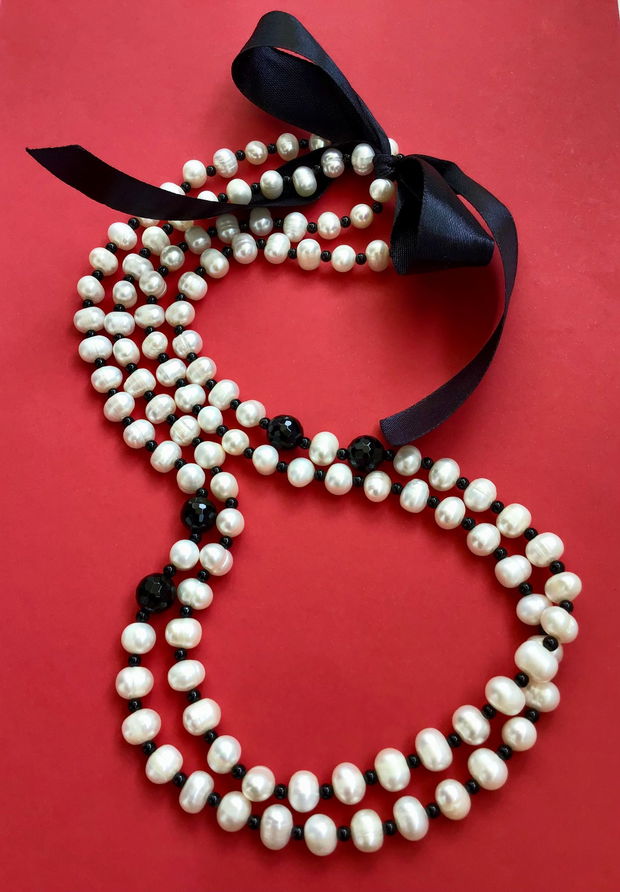Colier foarte lung perle de cultura albe, onix negru & funda satin negru