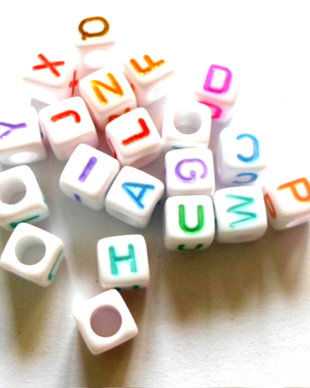 Margele acrilice cub alfabet albe cu litere multicolore inchis