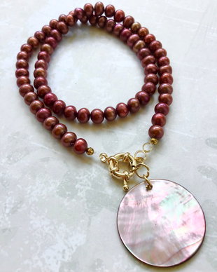 Colier perle de cultura rosii aramii & pandantiv sidef Paua Shell