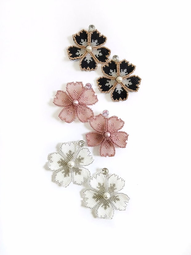 Cercei floare alba si perle Swarovski