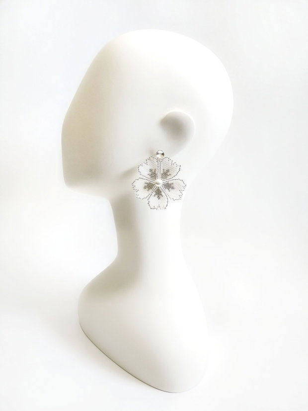 Cercei floare alba si perle Swarovski