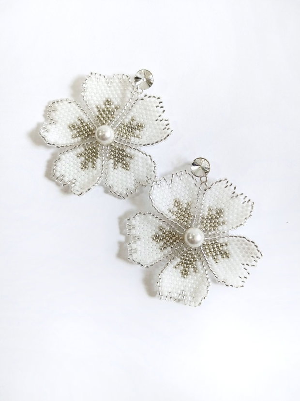 Cercei floare alba si perle Swarovski