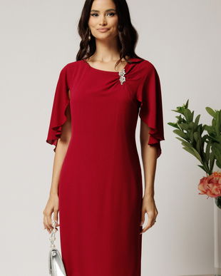 Rochie midi bordo din voal cu croi drept si accesoriu stralucitor la bust
