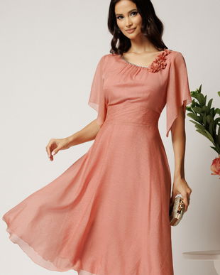 Rochie midi roz din voal in clos cu insertii din fir lurex si flori la decolteu