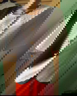 Sacou alb cu detaliu aplicat , brodat , negru