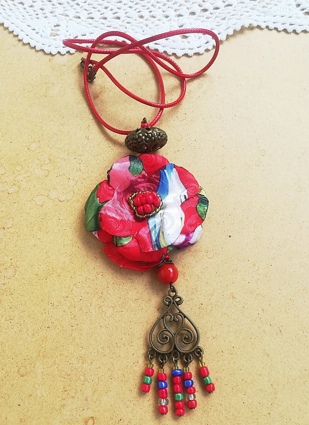 Colier estival cu floare multicolor
