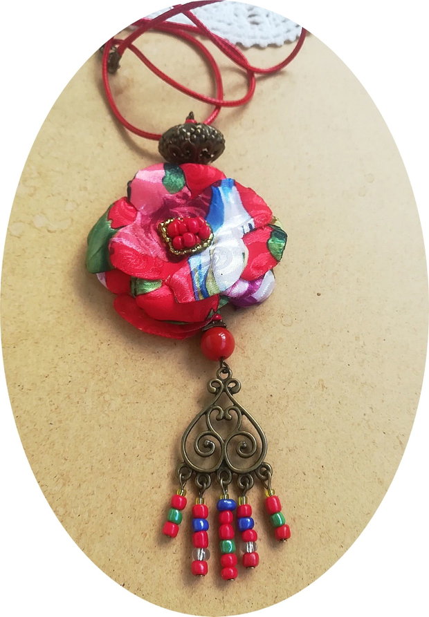Colier estival cu floare multicolor