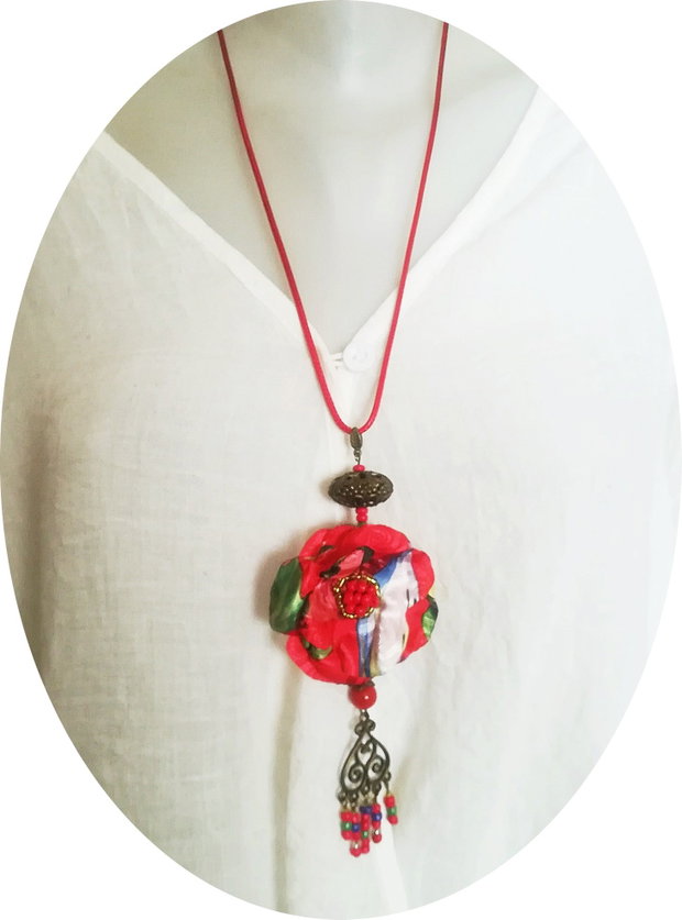Colier estival cu floare multicolor