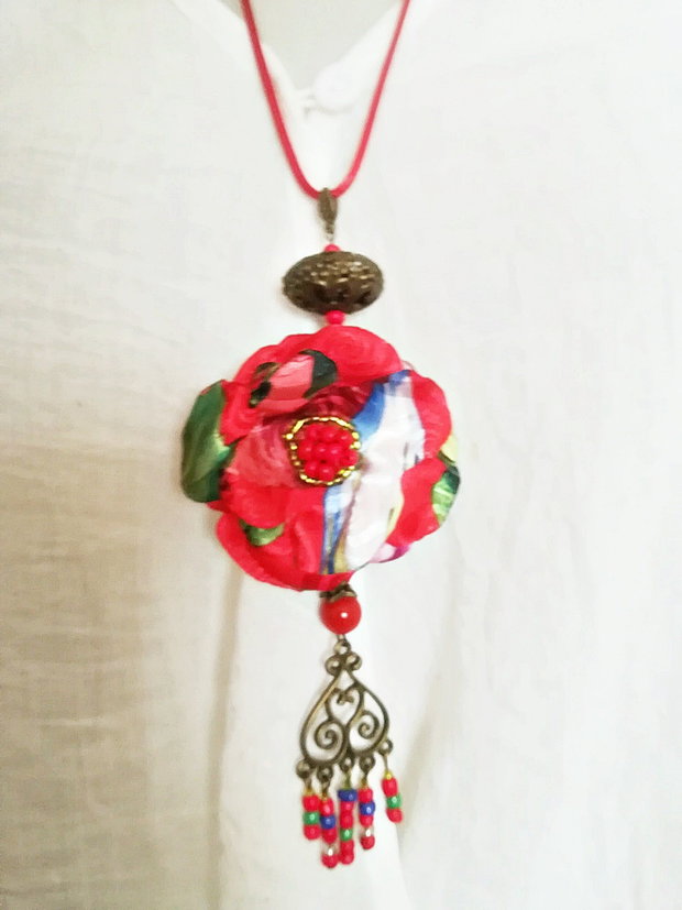 Colier estival cu floare multicolor