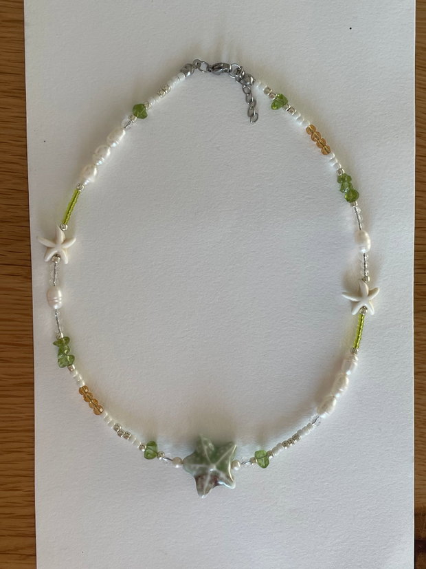Colier handmade realizat din perle de cultura, peridot și diverse margele
