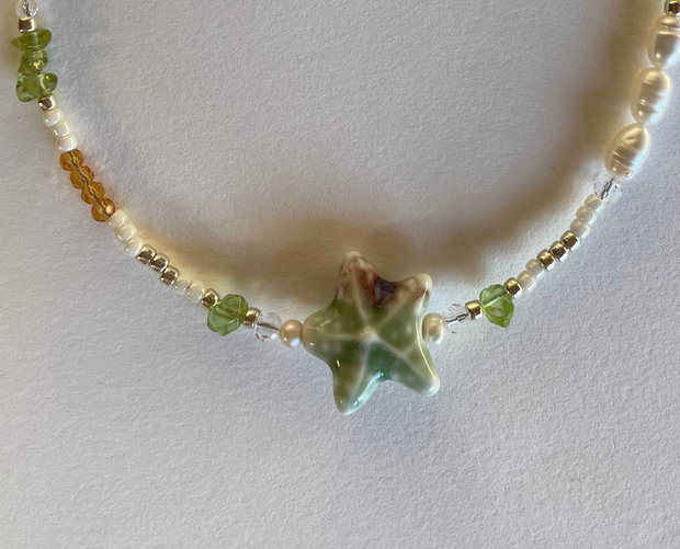 Colier handmade realizat din perle de cultura, peridot și diverse margele