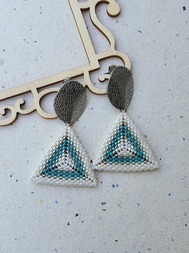 Cercei triunghiulari handmade din mărgele Miyuki și oțel inoxidabil