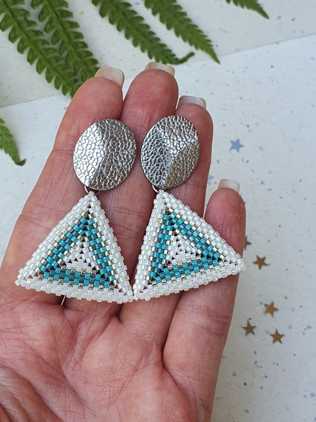 Cercei triunghiulari handmade din mărgele Miyuki și oțel inoxidabil