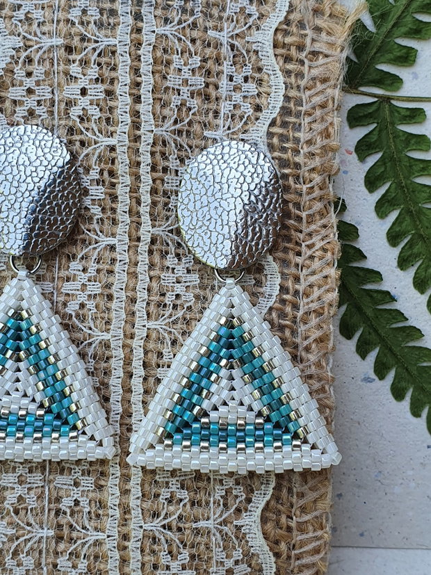 Cercei triunghiulari handmade din mărgele Miyuki și oțel inoxidabil