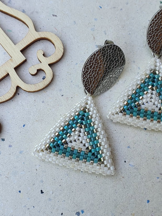 Cercei triunghiulari handmade din mărgele Miyuki și oțel inoxidabil