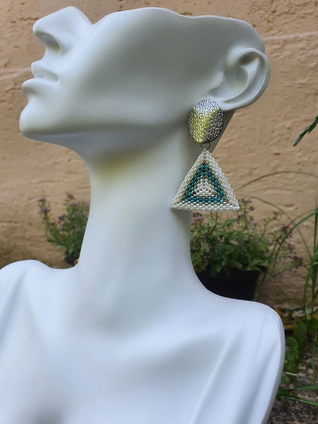 Cercei triunghiulari handmade din mărgele Miyuki și oțel inoxidabil
