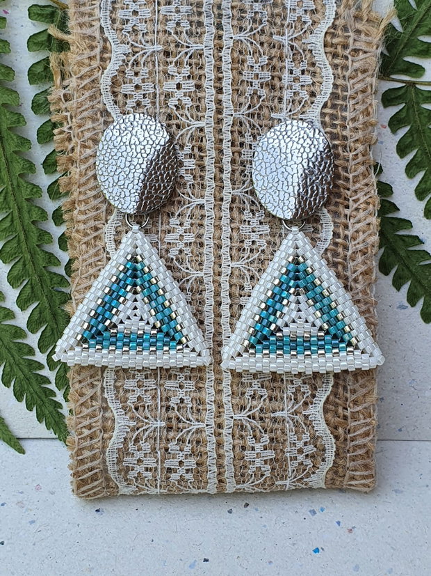 Cercei triunghiulari handmade din mărgele Miyuki și oțel inoxidabil
