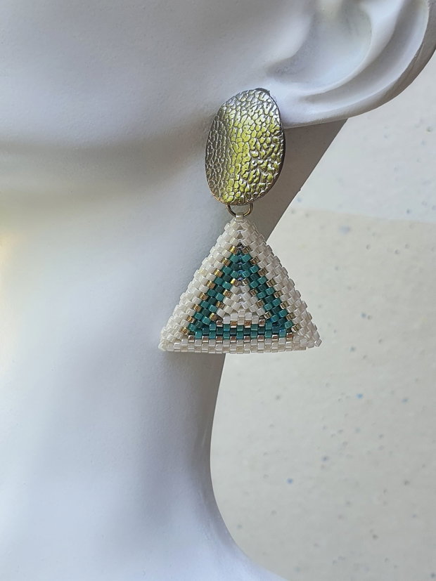 Cercei triunghiulari handmade din mărgele Miyuki și oțel inoxidabil