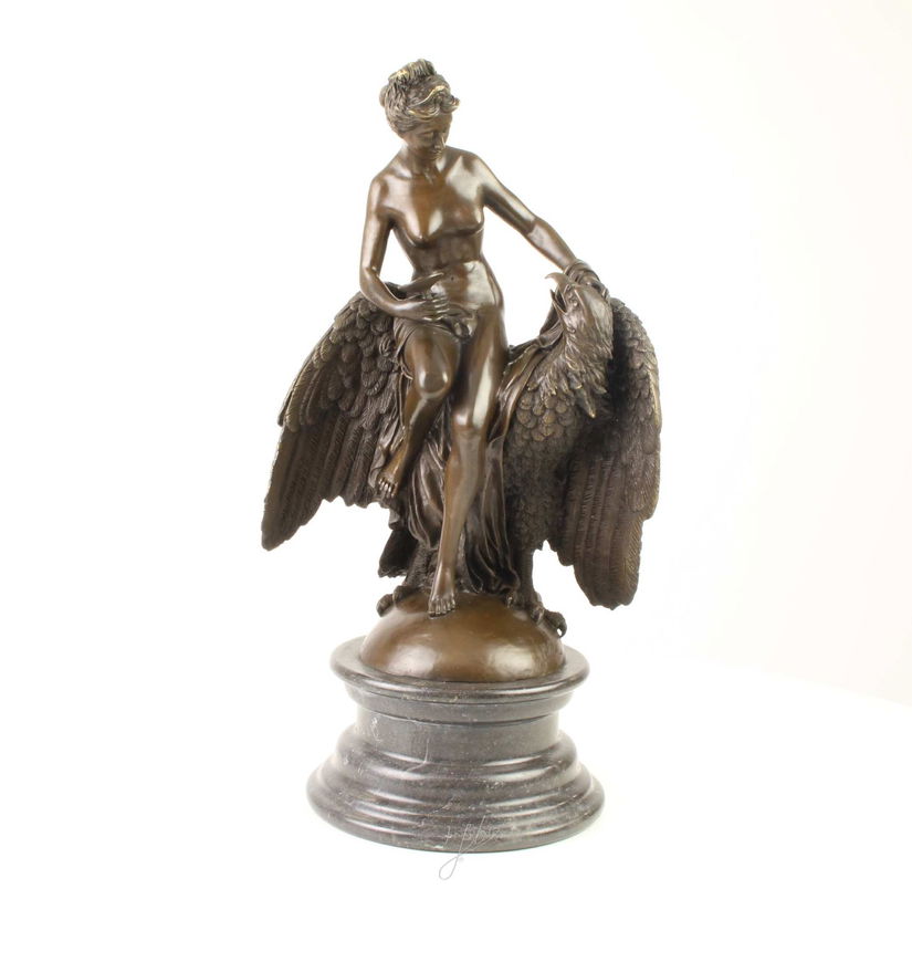 Hebe cu vulturul-statueta bronz cu un soclu marmura