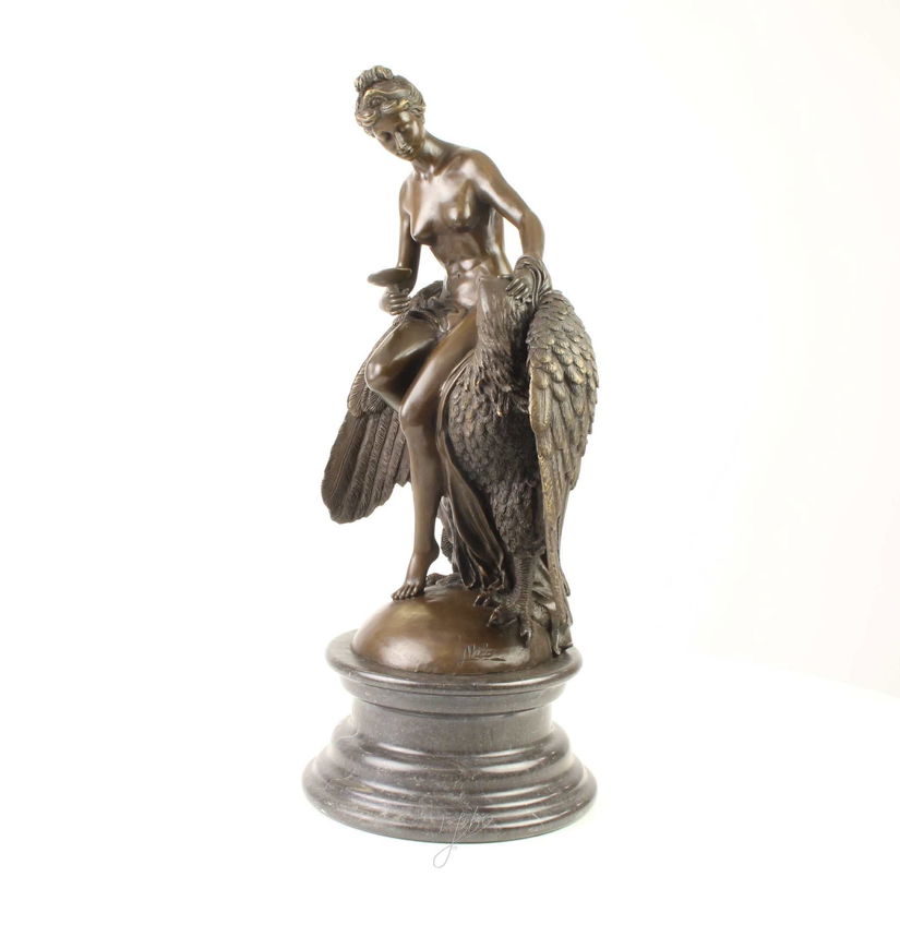 Hebe cu vulturul-statueta bronz cu un soclu marmura