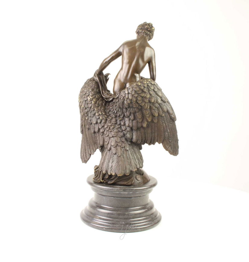 Hebe cu vulturul-statueta bronz cu un soclu marmura