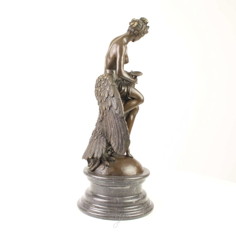 Hebe cu vulturul-statueta bronz cu un soclu marmura