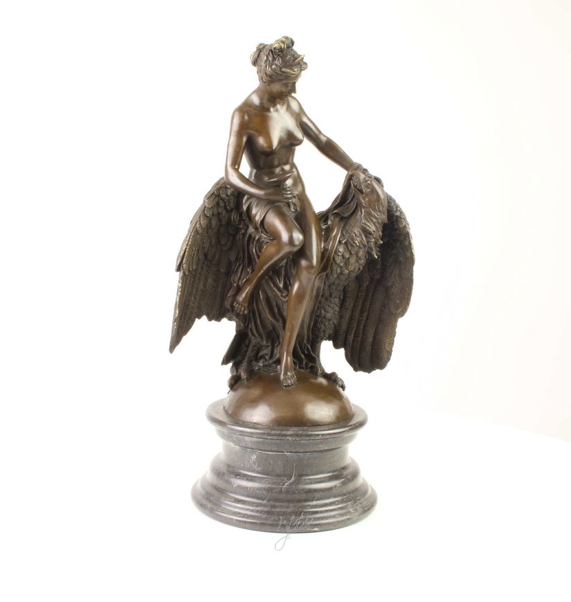Hebe cu vulturul-statueta bronz cu un soclu marmura