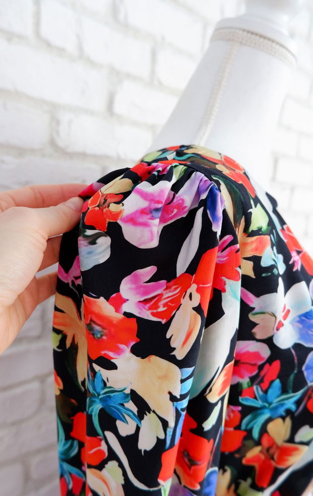 Rochie Vaporoasa Neagra cu Flori Colorate