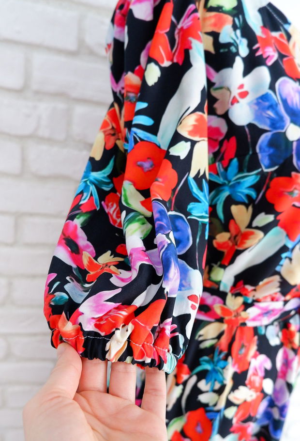 Rochie Vaporoasa Neagra cu Flori Colorate