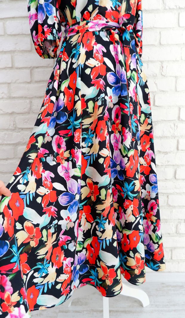 Rochie Vaporoasa Neagra cu Flori Colorate