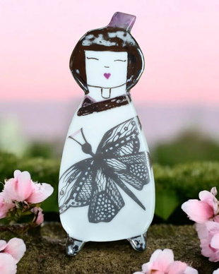 Brosa din portelan decorata cu platina - KOKESHI