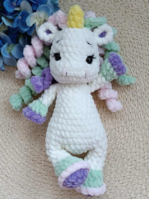 Unicornul PIC croșetat manual