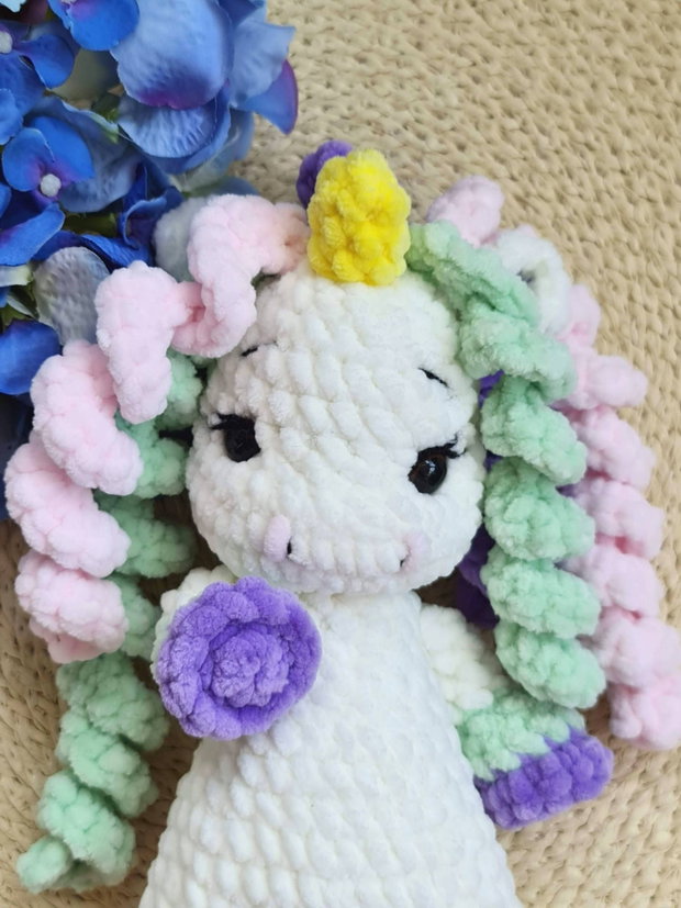 Unicornul PIC croșetat manual